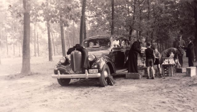 Lucratieve handel noemde onze nonkel pastoor zijn wekelijkse jeneversmokkel bij onze noorderburen. Wij dachten dat hij dat deed ter ere van de heilige Lucratief!